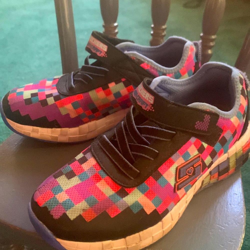 Roblox inspired Skechers good condition with a lot of life still in them! Xoxo!